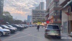 便宜底樓商鋪出售，大路邊，可餐飲，好停車，兩層